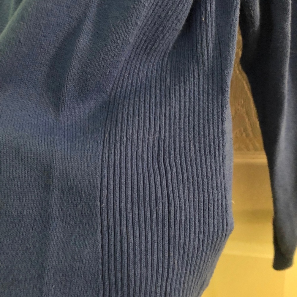 Like new vineyard vines sweater! - Picture 3 of 4